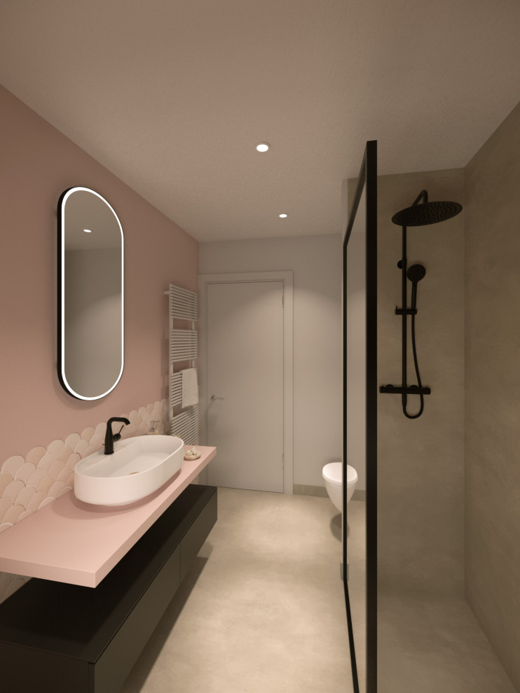 Foto på ett mellanstort vintage rosa badrum med dusch, med luckor med profilerade fronter, grå skåp, en kantlös dusch, en vägghängd toalettstol, rosa kakel, keramikplattor, grå väggar, betonggolv, ett fristående handfat, träbänkskiva, grått golv och med dusch som är öppen