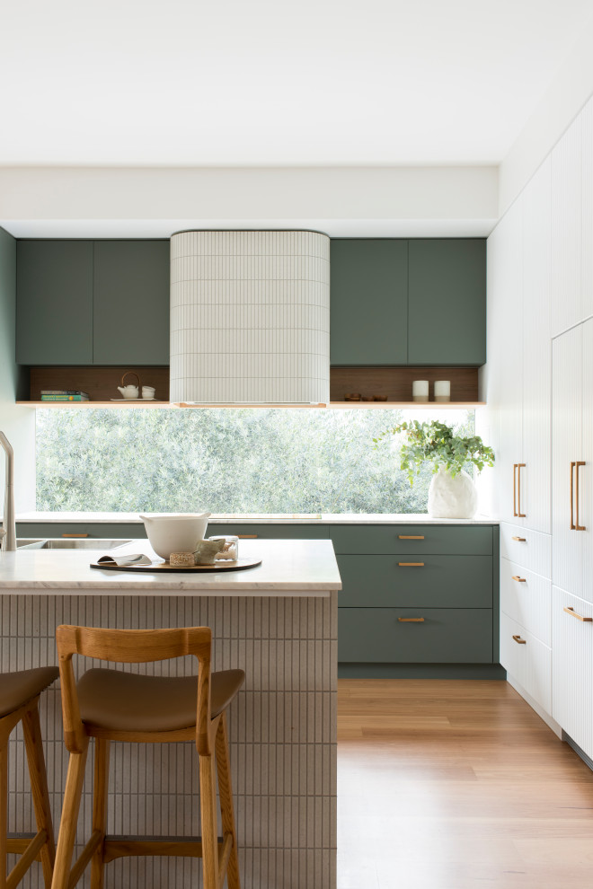 This is an example of a contemporary kitchen in Melbourne.