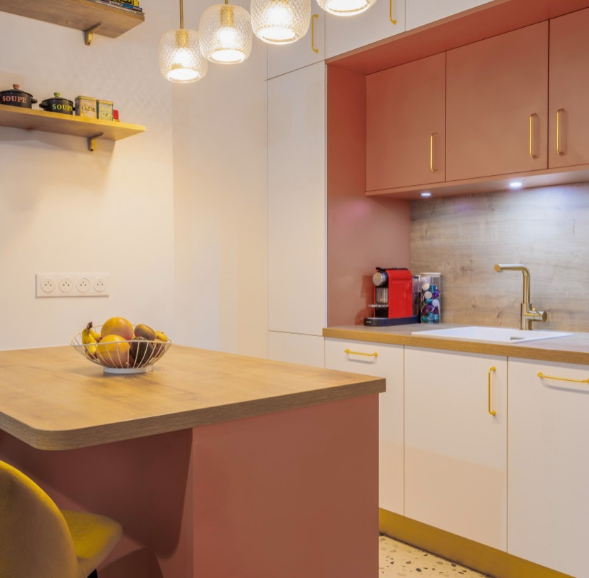 Exempel på ett litet beige linjärt beige kök med öppen planlösning, med en undermonterad diskho, träbänkskiva, beige stänkskydd, stänkskydd i trä, terrazzogolv, en köksö och flerfärgat golv