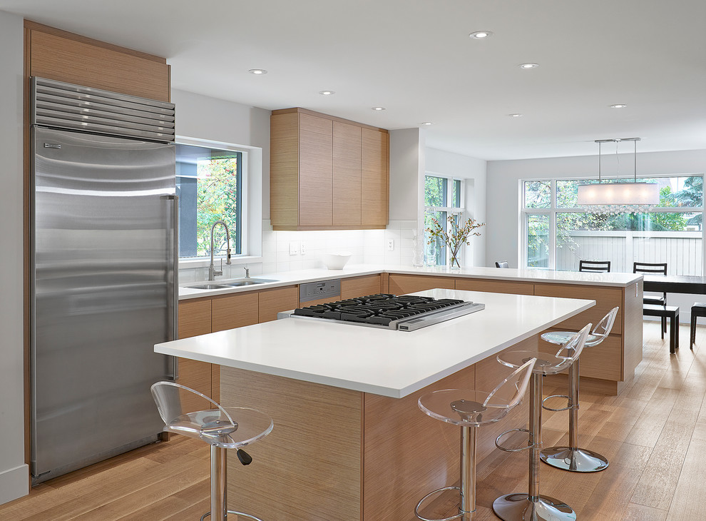 Photo of a contemporary l-shaped eat-in kitchen in Edmonton with an undermount sink and stainless steel appliances.