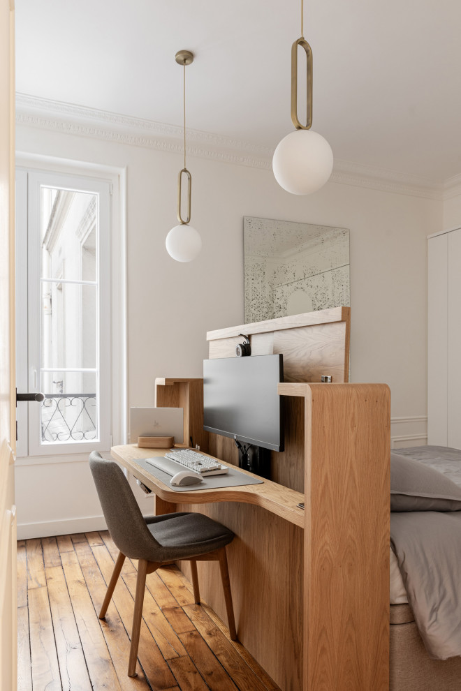 Exemple d'un bureau scandinave de taille moyenne avec un mur blanc, parquet clair et un sol beige.