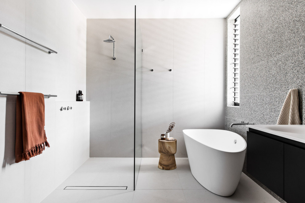 Photo of a modern bathroom in Wollongong.