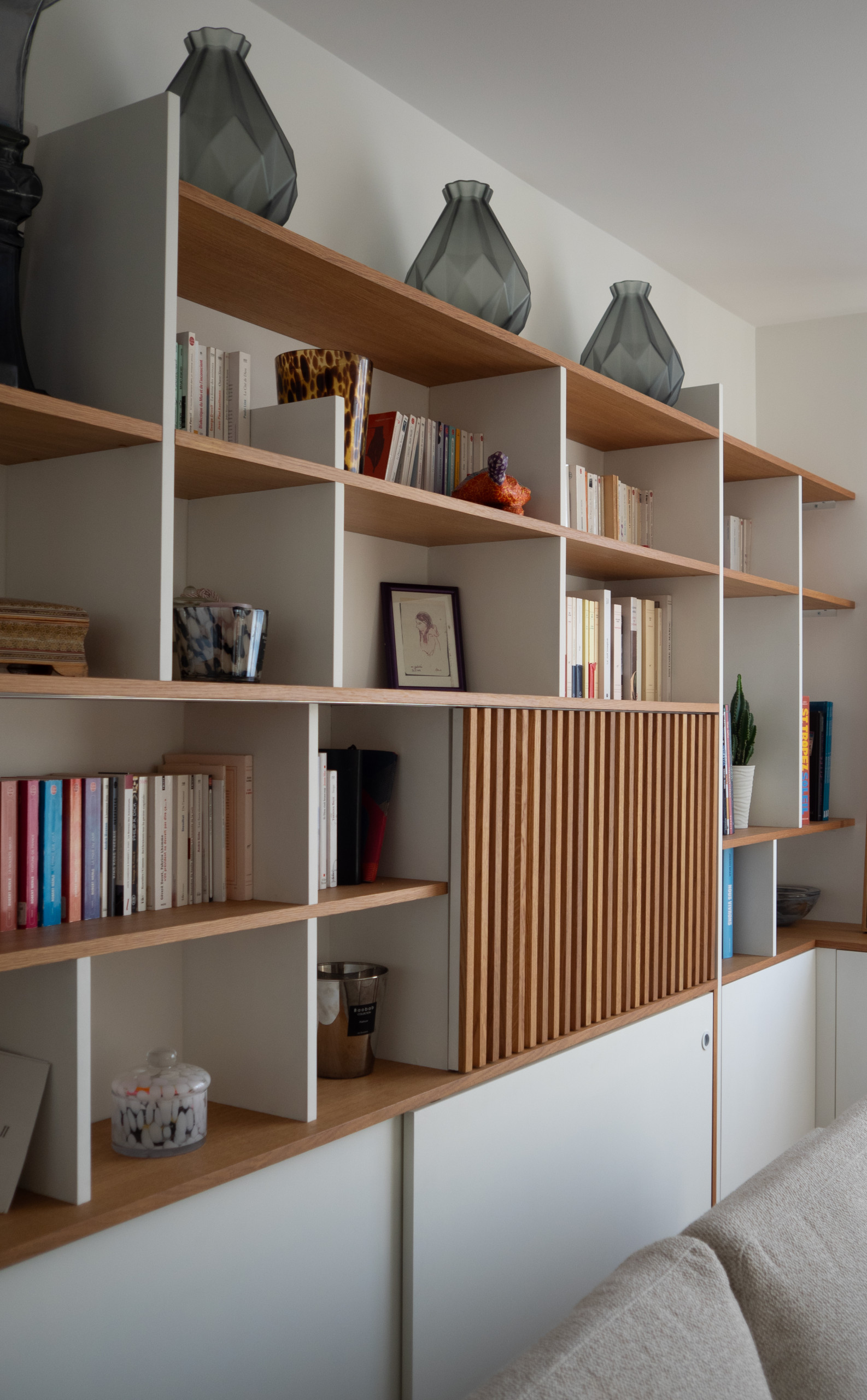 Bibliothèque-sur-mesure avec cache-tv et cache-radiateur