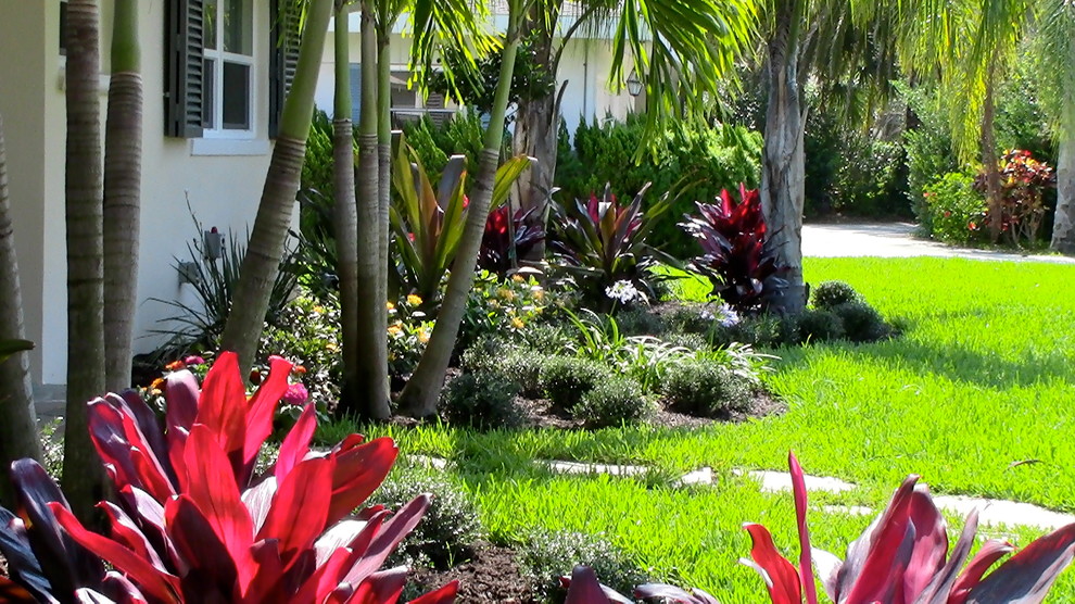 Mid-sized traditional backyard partial sun formal garden in Orlando with brick pavers.