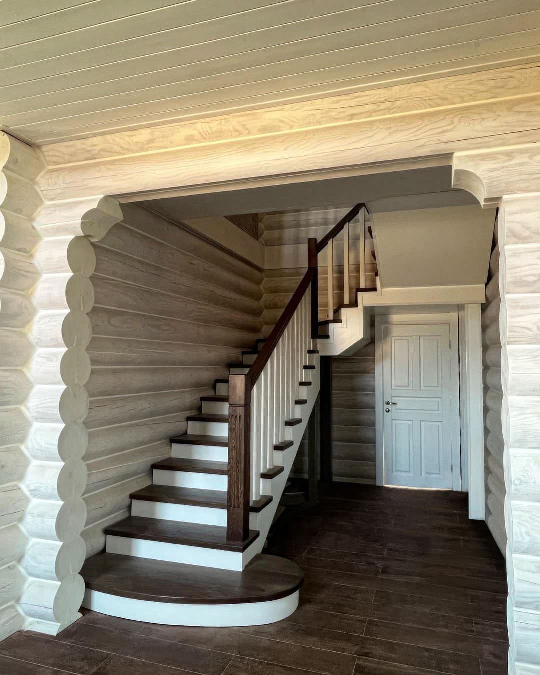 Лестница из ясеня в бревенчатом доме