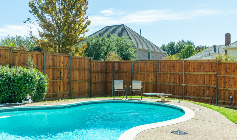 Large traditional backyard garden in Dallas with a wood fence.