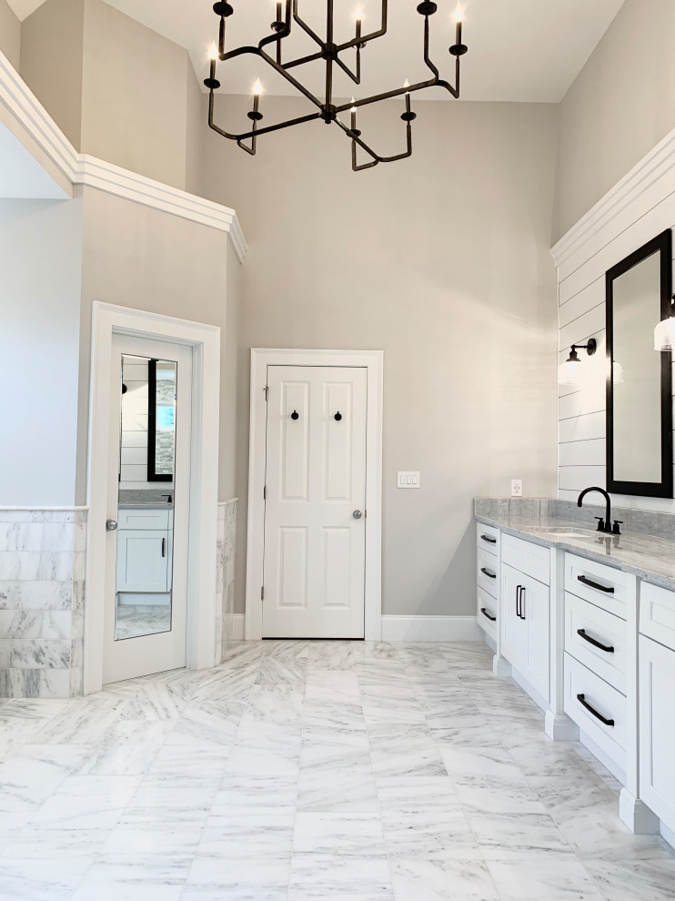 Свежая идея для дизайна: большая главная ванная комната в классическом стиле с фасадами с декоративным кантом, белыми фасадами, отдельно стоящей ванной, угловым душем, раздельным унитазом, белой плиткой, мраморной плиткой, серыми стенами, мраморным полом, врезной раковиной, мраморной столешницей, белым полом, душем с распашными дверями, серой столешницей, сиденьем для душа, тумбой под две раковины, встроенной тумбой, потолком из вагонки и стенами из вагонки - отличное фото интерьера