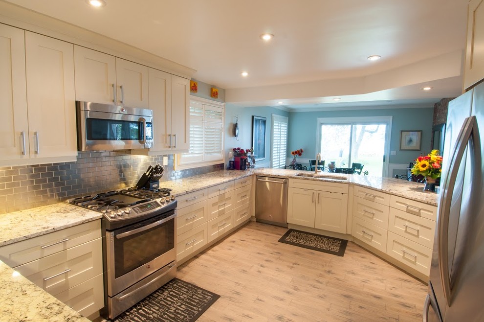 Kitchen - transitional kitchen idea in Toronto