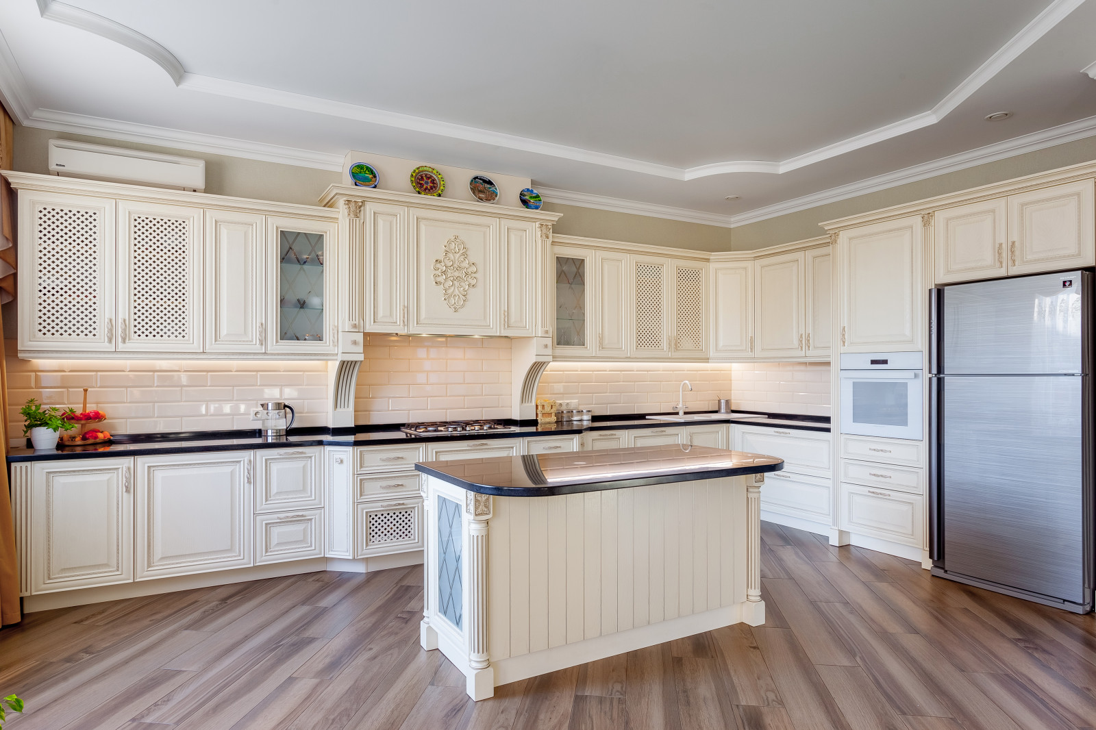 Кухня с порталом в частный дом г. Краснодар и массива ясеня