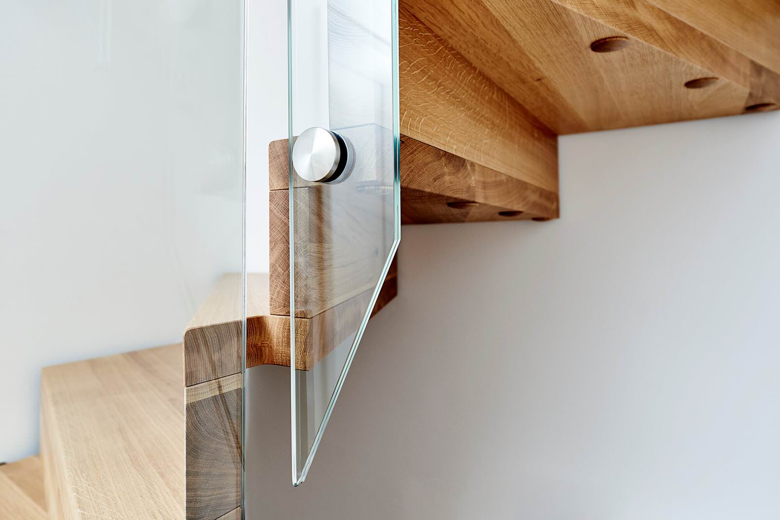 Дубовая лестница со стеклянным ограждением