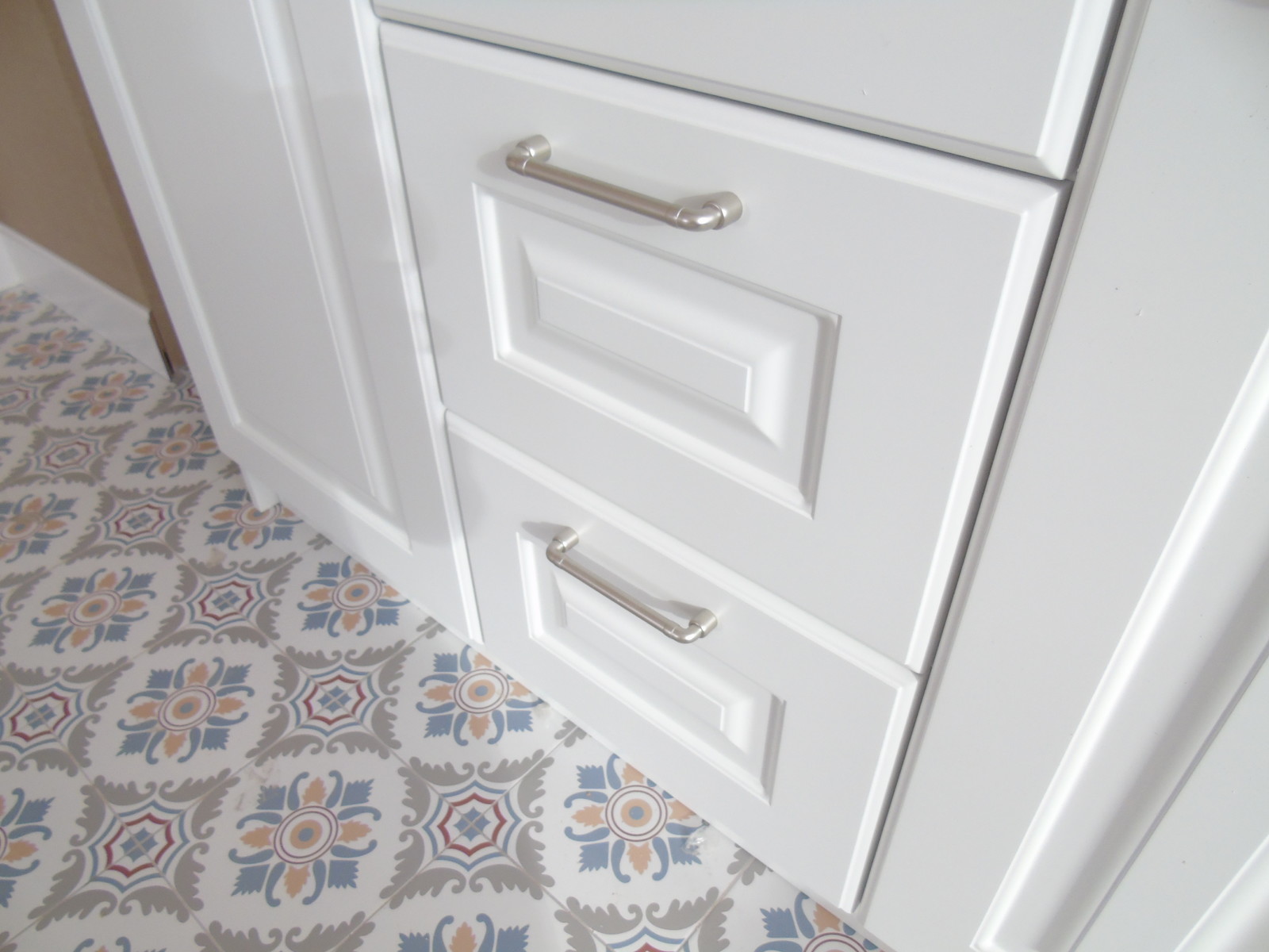 Белая кухня в квартире в Красногорске для заслуженного артиста России