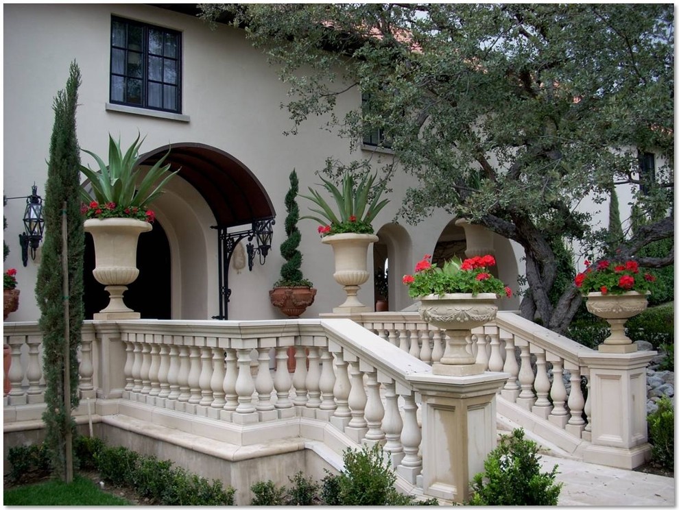 Photo of a traditional partial sun garden in Los Angeles with natural stone pavers.