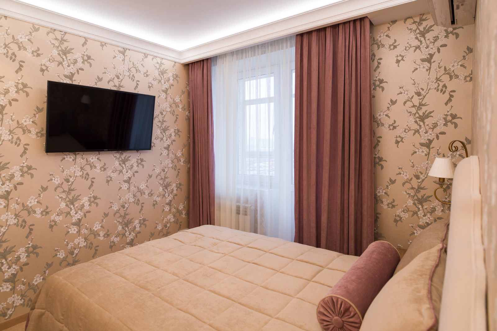 Городская кухня с лесным пейзажем