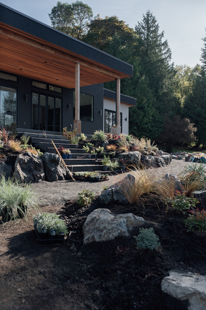 Ispirazione per un grande giardino xeriscape stile marino esposto in pieno sole dietro casa con sassi e rocce