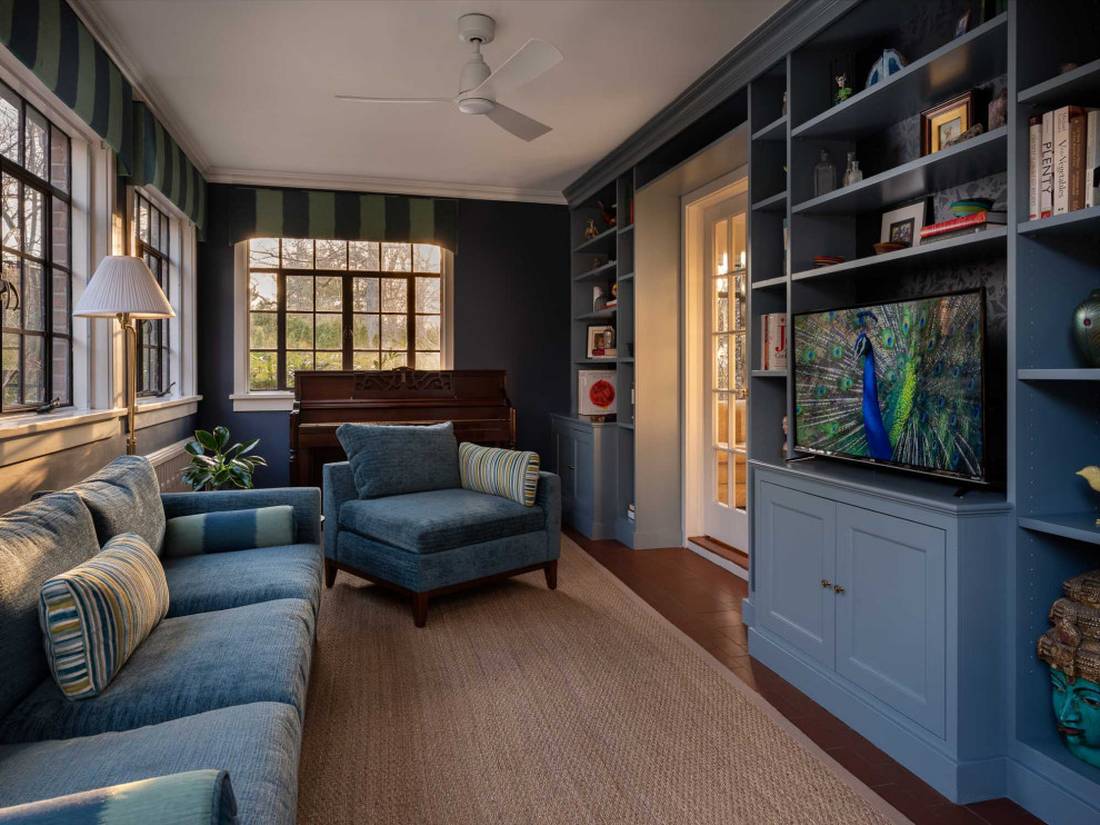 Стильный дизайн: изолированная гостиная комната в классическом стиле с музыкальной комнатой, синими стенами, мультимедийным центром, коричневым полом и синим диваном - последний тренд