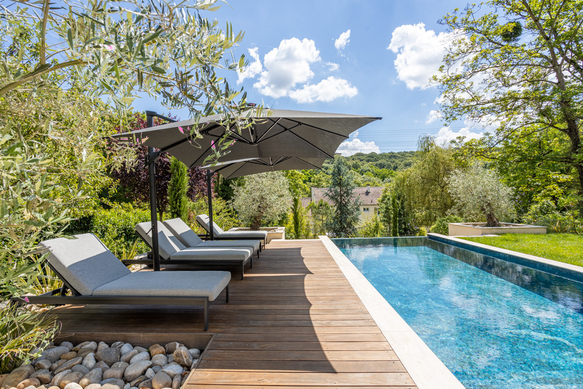Création d'un grand jardin avec piscine