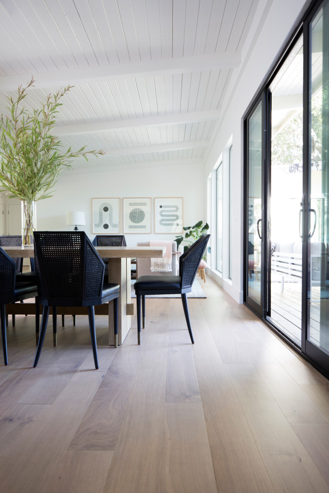 Foto de comedor minimalista grande abierto sin chimenea con paredes blancas, suelo de madera clara, suelo beige y vigas vistas