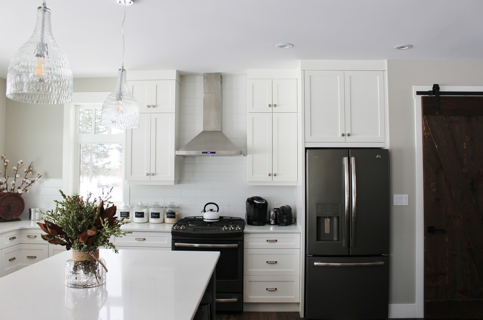 Eat-in kitchen - transitional eat-in kitchen idea in Toronto with shaker cabinets, quartz countertops and an island