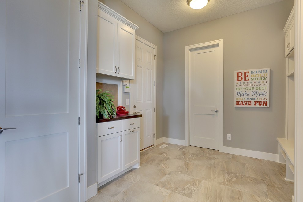 Example of a transitional entryway design in Minneapolis