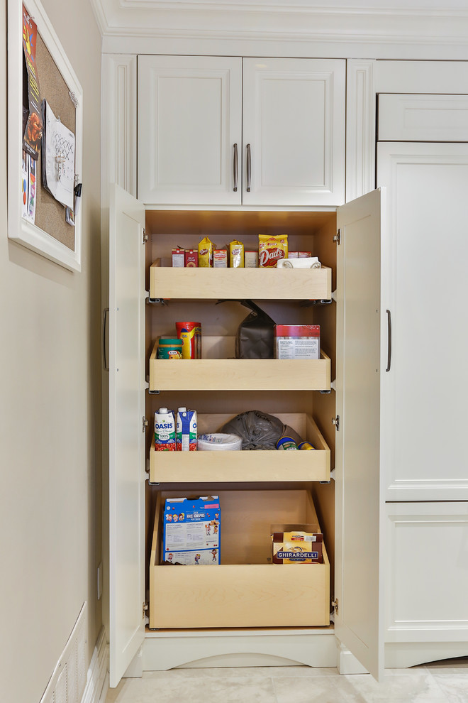 Inspiration for a transitional kitchen remodel in Toronto