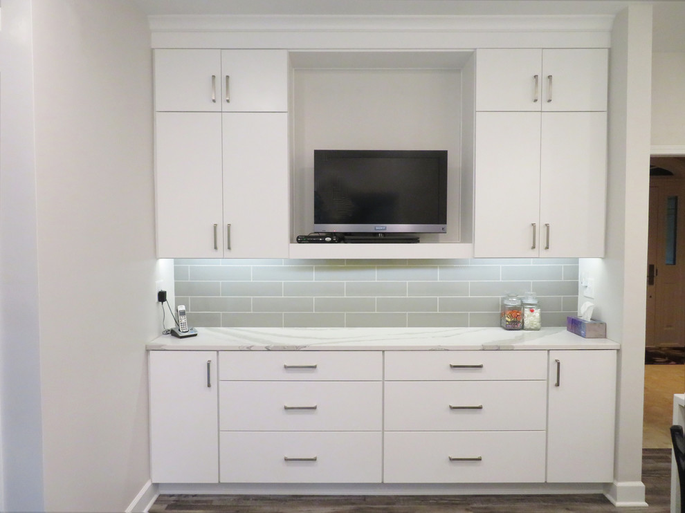 Transitional home design photo in Grand Rapids
