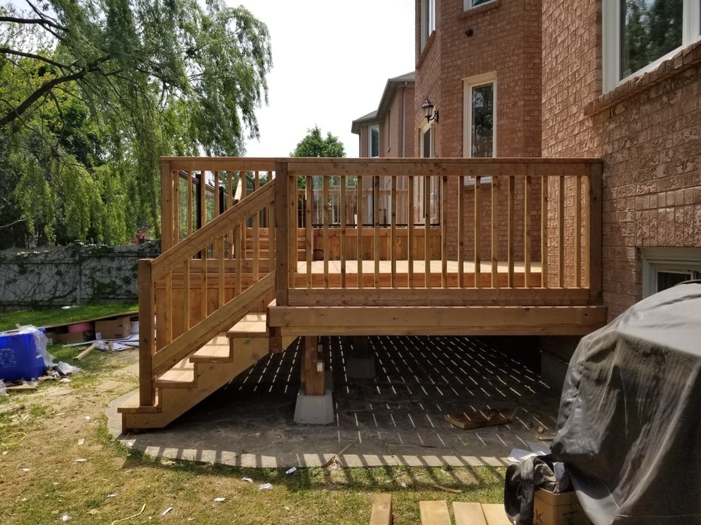 Transitional deck photo in Toronto