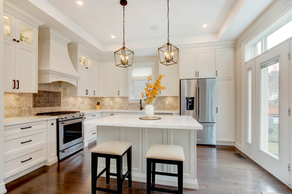 Transitional kitchen photo in Toronto