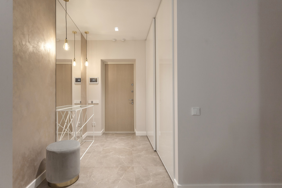 Aménagement d'une entrée contemporaine de taille moyenne avec un couloir, un mur blanc, un sol en marbre, une porte simple, une porte en bois brun, un sol beige et du papier peint.