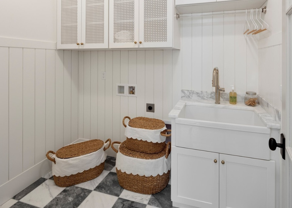 Example of a transitional home design design in Seattle