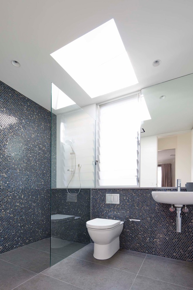 Mid-sized contemporary kids bathroom in Sydney with a one-piece toilet, blue tile, mosaic tile and a wall-mount sink.
