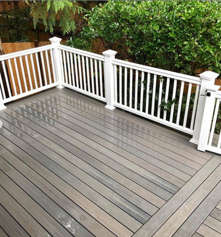 Transitional deck photo in Seattle