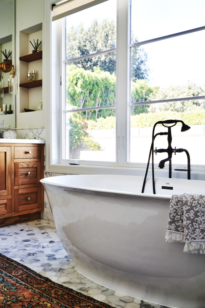 Modern inredning av ett mellanstort vit vitt en-suite badrum, med skåp i shakerstil, skåp i mellenmörkt trä, ett platsbyggt badkar, en öppen dusch, vita väggar, klinkergolv i keramik, ett undermonterad handfat, bänkskiva i kvarts och med dusch som är öppen