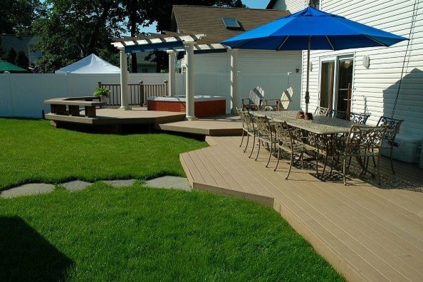 Example of an eclectic deck design in New York