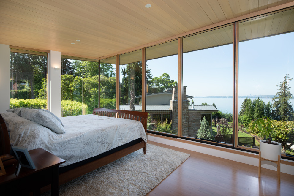 Großes Modernes Hauptschlafzimmer mit Holzdecke in Seattle