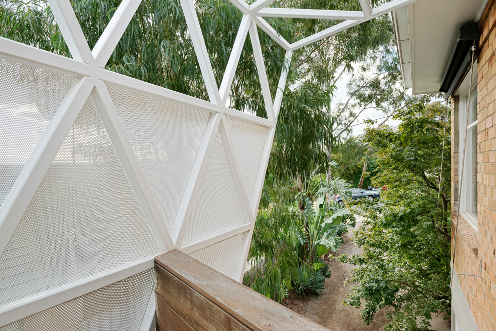 Свежая идея для дизайна: пергола на балконе в современном стиле с перегородкой для приватности и перилами из смешанных материалов - отличное фото интерьера