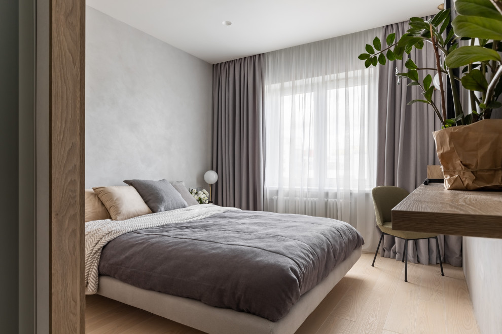 На фото: маленькая хозяйская спальня в белых тонах с отделкой деревом в современном стиле с серыми стенами, светлым паркетным полом, бежевым полом, любой отделкой стен и рабочим местом для на участке и в саду с