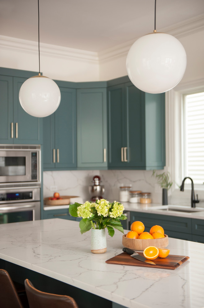 Kitchen - transitional kitchen idea in Chicago