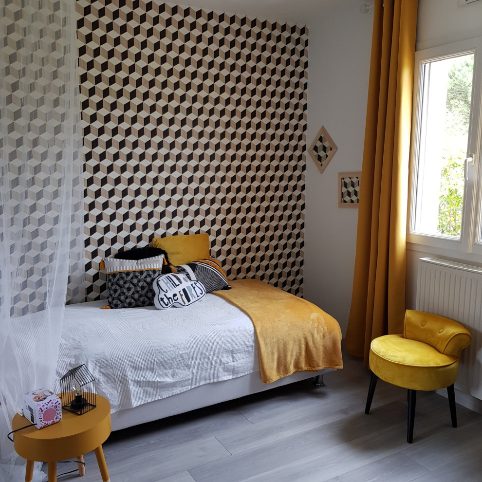 Photo of a small modern gender-neutral kids' room in Nantes with white walls, vinyl floors and grey floor.