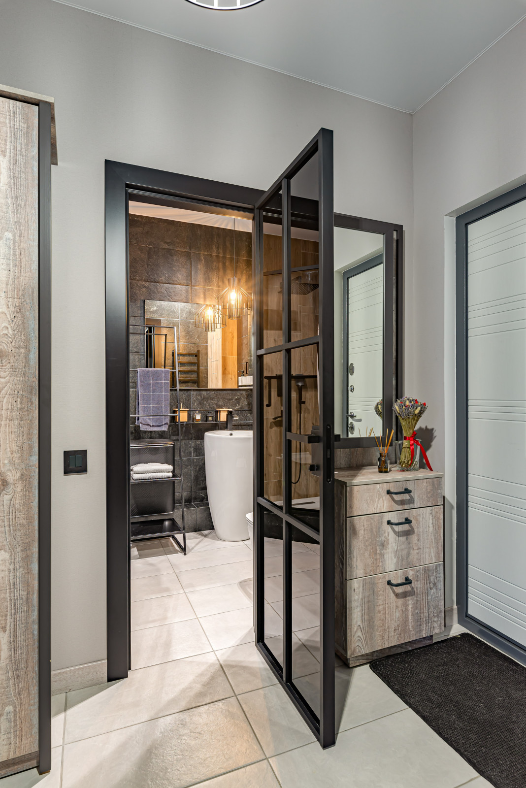 Прихожая в современном стиле, вид в ванную комнату