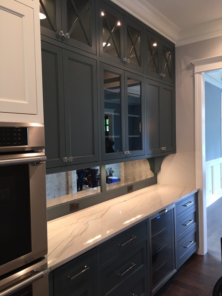 Example of a mountain style kitchen design in Chicago