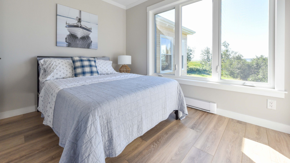 Mittelgroßes Maritimes Schlafzimmer mit beiger Wandfarbe, Laminat und braunem Boden in Sonstige