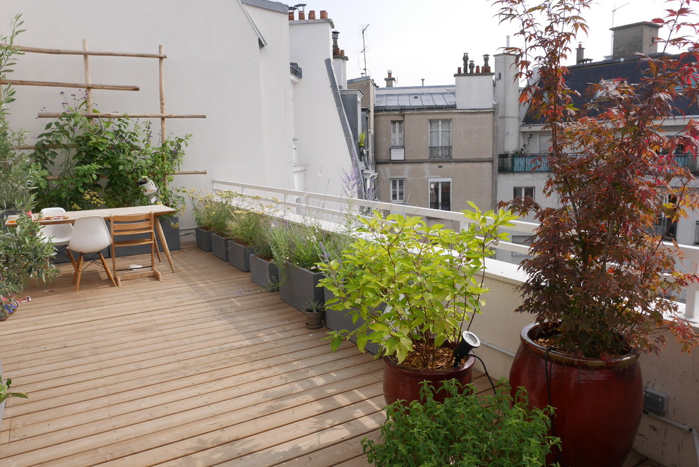 Cette photo montre une terrasse moderne avec une pergola.