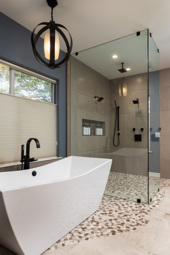 Свежая идея для дизайна: огромная главная ванная комната в современном стиле с фасадами с выступающей филенкой, коричневыми фасадами, отдельно стоящей ванной, угловым душем, бежевой плиткой, керамогранитной плиткой, синими стенами, полом из галечной плитки, врезной раковиной, столешницей из кварцита, разноцветным полом, душем с распашными дверями, серой столешницей, нишей, тумбой под две раковины и встроенной тумбой - отличное фото интерьера