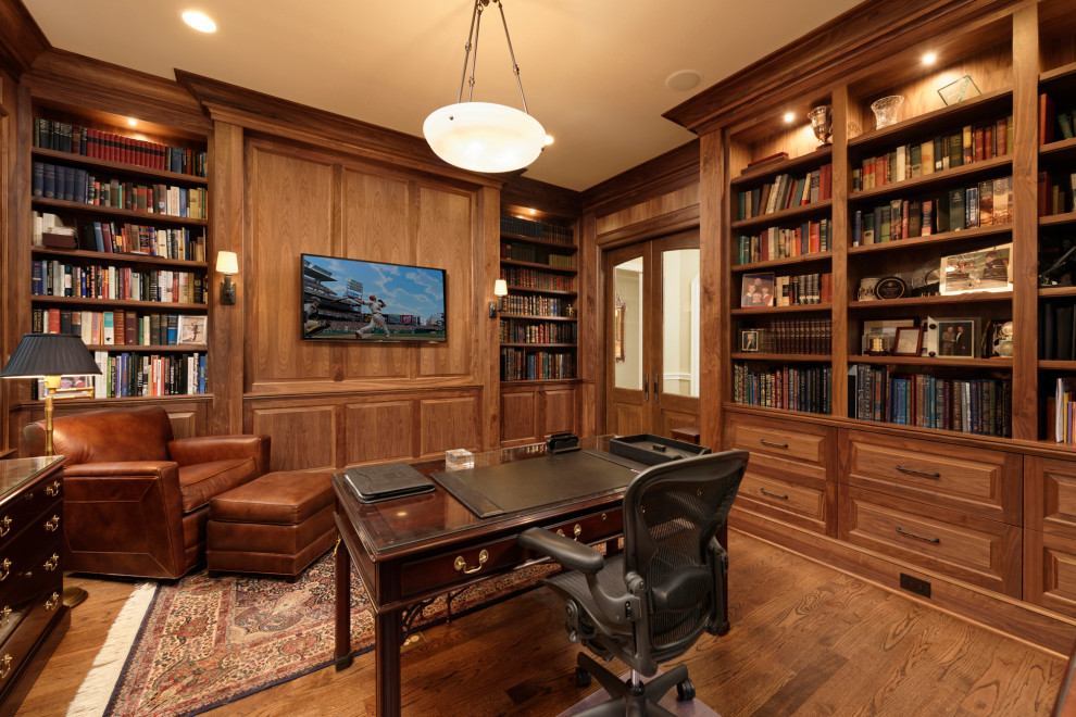 Inspiration for a traditional home office in DC Metro.