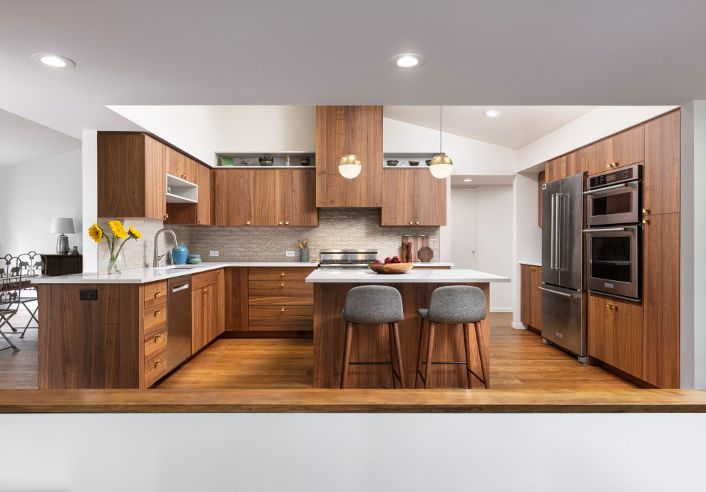Ispirazione per un cucina con isola centrale minimalista con pavimento in legno massello medio