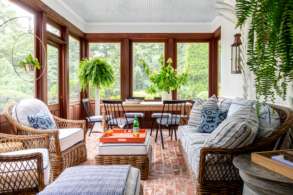 Immagine di una veranda chic di medie dimensioni con pavimento in mattoni e pavimento rosso