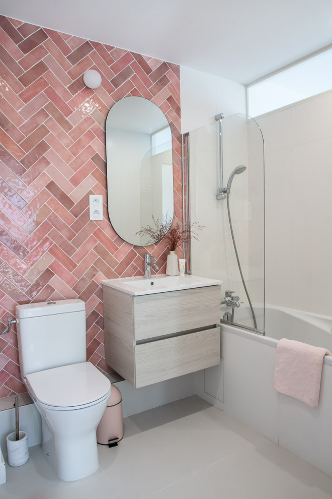 Ejemplo de cuarto de baño único y flotante tradicional renovado de tamaño medio con puertas de armario beige, baldosas y/o azulejos grises, paredes blancas, aseo y ducha y suelo blanco