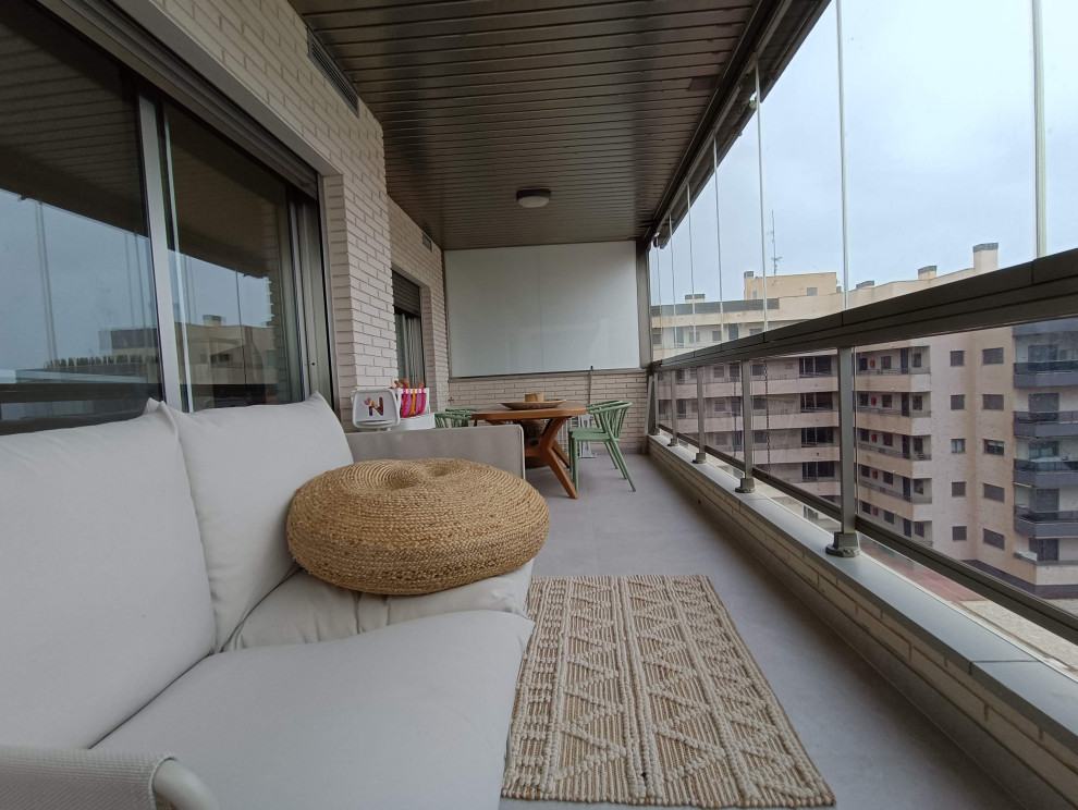Cette image montre un balcon nordique de taille moyenne et d'appartement avec un auvent et un garde-corps en métal.