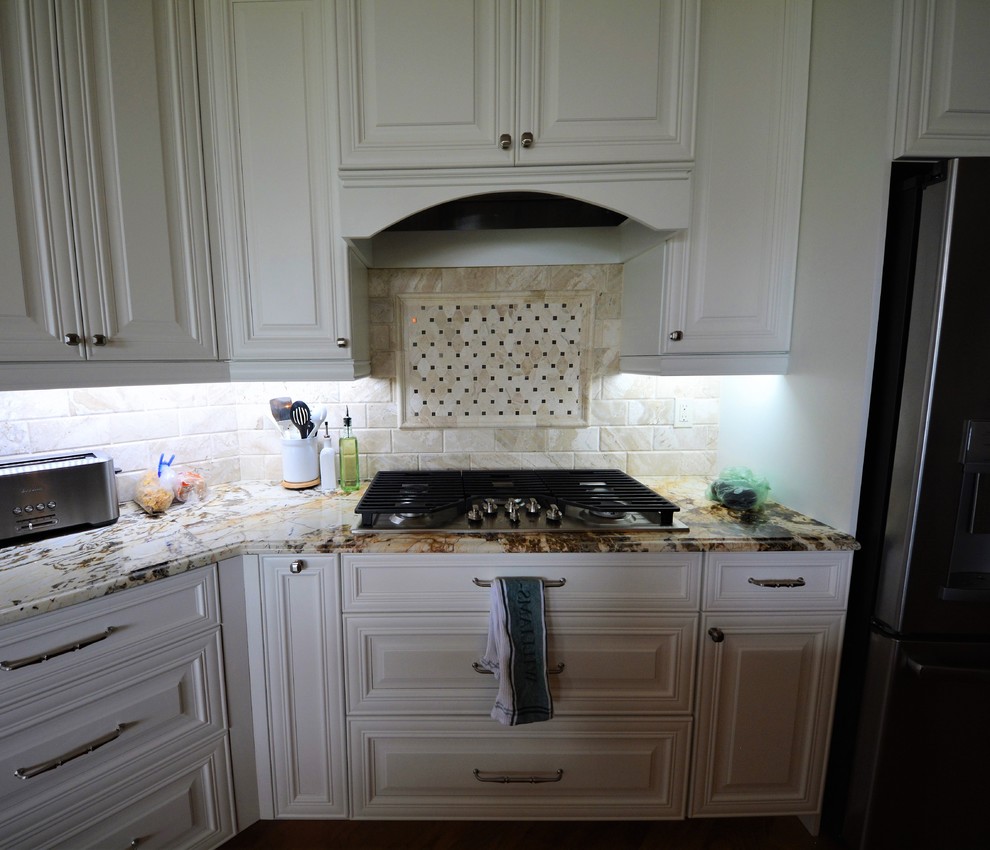 Transitional kitchen photo in Miami