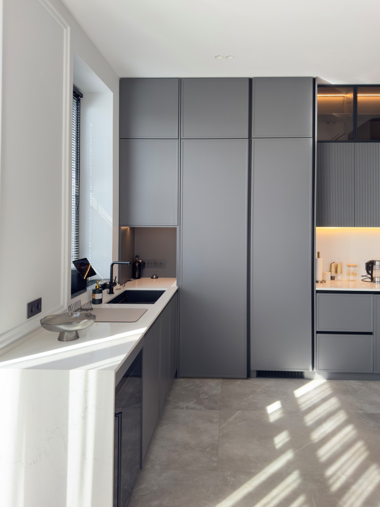 Кухня с кладовой в загородном доме